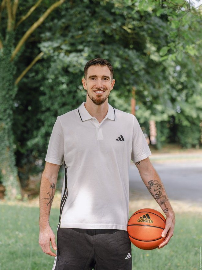Nando De Colo, ballon en main